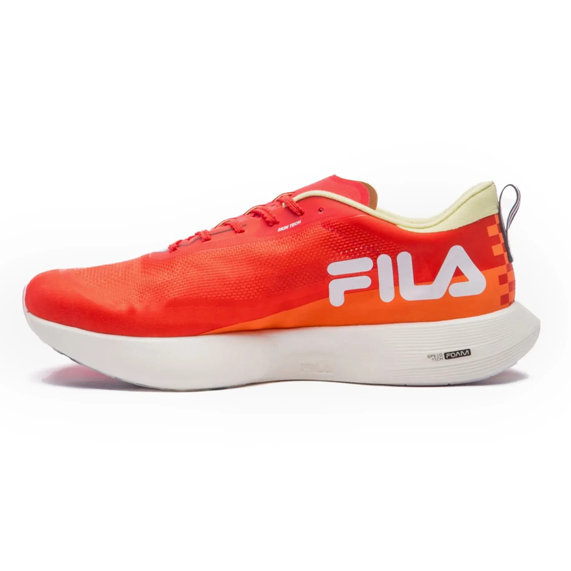 Tênis Fila Kr7 vermelho em vista lateral mostrando detalhes do cabedal e solado antiderrapante